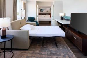 Televiisor ja/või meelelahutuskeskus majutusasutuses Delta Hotels by Marriott Fredericton