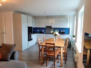 a kitchen and dining room with a table and chairs at Large 2 beds flat- 3min walk from centre in Reading