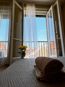 Postel nebo postele na pokoji v ubytování Extralarge Queen Room in the Heart of Bratislava with Terrace