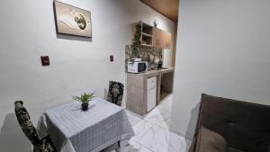 a dining room with a table and a kitchen at Apartamento la Colina de Sajonia solo efectivo guaranies in Asunción