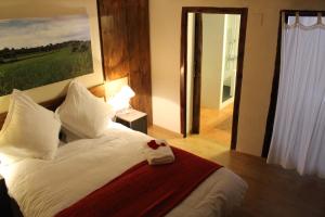 Un dormitorio con una cama con una toalla. en Casa Rural Las Dalias con Hidromasaje, en Villafranca del Cid