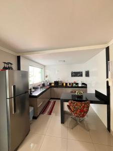 Η κουζίνα ή μικρή κουζίνα στο Capitólio Home Suítes