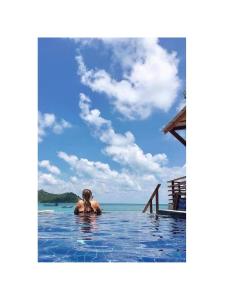 Una donna nell'acqua dell'oceano di Limelight Village a Thong Nai Pan Yai