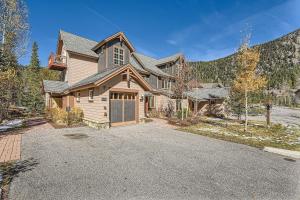ein großes Haus mit Garage und Einfahrt in der Unterkunft 6507 Settlers Creek Townhomes townhouse in Keystone