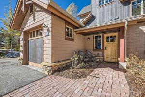 ein Haus mit einer gepflasterten Auffahrt davor in der Unterkunft 6507 Settlers Creek Townhomes townhouse in Keystone