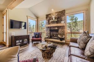 ein Wohnzimmer mit Couch und Kamin in der Unterkunft 6507 Settlers Creek Townhomes townhouse in Keystone