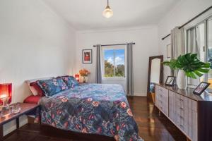 Un dormitorio con una cama y una cómoda y una ventana. en Little Red, en Katoomba