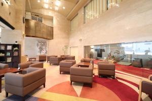 饭田市Silk Hotel Annex的大堂设有带桌椅的等候室