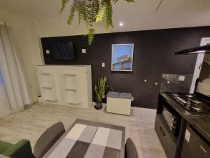 uma sala de estar com uma mesa e uma cozinha em Studio Praia de Botafogo no Rio de Janeiro