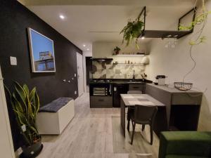 uma cozinha com uma mesa e uma cozinha com um fogão em Studio Praia de Botafogo no Rio de Janeiro