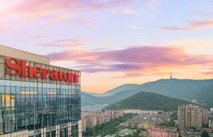 无锡无锡富力喜来登酒店的侧面有标志的建筑物