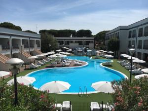 Piscina de la sau aproape de Resort in Lido di Spina near Adriatic Sea