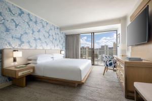 Postel nebo postele na pokoji v ubytování Sheraton Princess Kaiulani Waikiki Beach