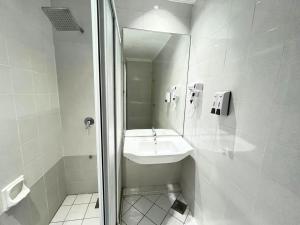 Koupelna v ubytování Sky Hotel Chow Kit PWTC + 33 fotografií