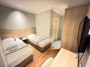 Postel nebo postele na pokoji v ubytování Sky Hotel Chow Kit PWTC