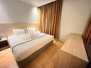 Postel nebo postele na pokoji v ubytování Sky Hotel Chow Kit PWTC