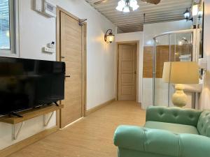TV a/nebo společenská místnost v ubytování Marc Hotel Maesai