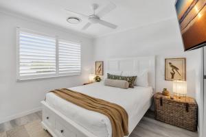 Una habitación blanca con una cama y una ventana en 3-Bed Haven with Balcony and BBQ, 5-Min to Beach, en Coolum Beach