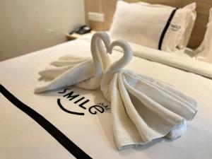 Postel nebo postele na pokoji v ubytování Sky Hotel Chow Kit PWTC