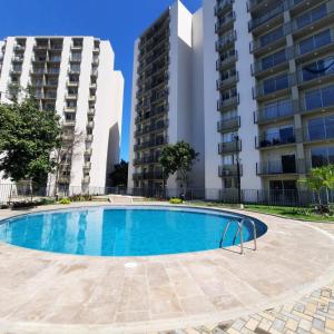 una piscina vacía frente a dos edificios altos en Conjunto Bello Horizonte Plaza, en Santa Marta