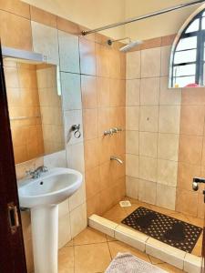 Ένα μπάνιο στο Exquisite 4-bedroom Villa in Prime Gated Community