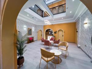 a waiting room at a hospital with chairs and tables at Hotel Origen Suites in Quito