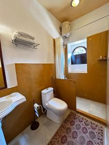 ジャイサルメールにあるKilla Bhawan Lodgeのバスルーム(トイレ、洗面台付)