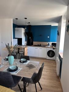 a kitchen and dining room with a table and chairs at Plage et Port à 2 Pas in Fécamp
