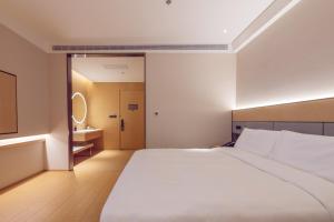 Letto o letti in una camera di JI Hotel Shanghai Pudong Airport East Station - Pudong Airport Free Shuttle Bus