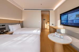 Letto o letti in una camera di JI Hotel Shanghai Pudong Airport East Station - Pudong Airport Free Shuttle Bus