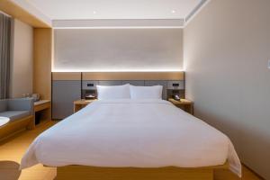 Letto o letti in una camera di JI Hotel Shanghai Pudong Airport East Station - Pudong Airport Free Shuttle Bus