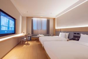 Letto o letti in una camera di JI Hotel Shanghai Pudong Airport East Station - Pudong Airport Free Shuttle Bus