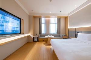 Letto o letti in una camera di JI Hotel Shanghai Pudong Airport East Station - Pudong Airport Free Shuttle Bus