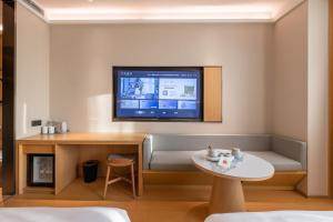 TV o dispositivi per l'intrattenimento presso JI Hotel Shanghai Pudong Airport East Station - Pudong Airport Free Shuttle Bus