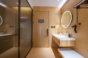 Bagno di JI Hotel Shanghai Pudong Airport East Station - Pudong Airport Free Shuttle Bus