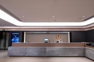 Hall o reception di JI Hotel Shanghai Pudong Airport East Station - Pudong Airport Free Shuttle Bus