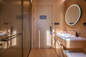 un bagno con lavandino e specchio di JI Hotel Shanghai Pudong Airport East Station - Pudong Airport Free Shuttle Bus a Shanghai