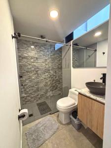 Ένα μπάνιο στο c202 - Loft, hab1, baño 1, 1tv, sofacama, wifi