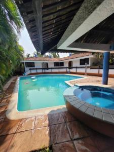 Bazén v ubytování Villa Casa Suiza nebo v jeho okolí