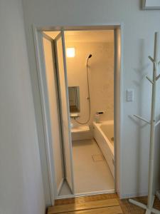 Un baño de Self check-in Hostel 5mins from JR Nishi Hiro station