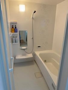 Un baño de Self check-in Hostel 5mins from JR Nishi Hiro station