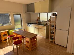 Una cocina o cocineta en Self check-in Hostel 5mins from JR Nishi Hiro station