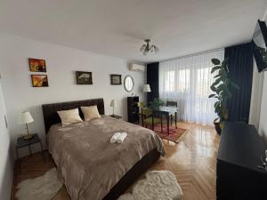 ein Schlafzimmer mit einem Bett und einem Schreibtisch darin in der Unterkunft 12 Home in Reghin
