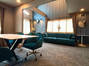 una sala conferenze con tavolo e sedie verdi di Five room 120 SKY TREE SENSOJI FreeParking 1292sqft a Tokyo