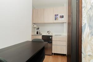 Η κουζίνα ή μικρή κουζίνα στο Downtown Punta Cana, 1 Bedroom Central Park C-500, Dominican Republic
