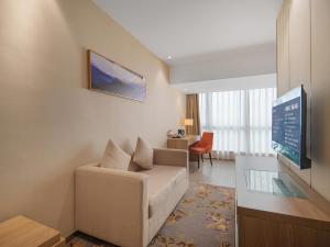 TV a/nebo společenská místnost v ubytování Guangzhou Baiyun Airport Renhe Cornet International Chain Hotel