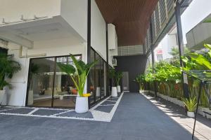 a building with potted plants on the side of it at 曼谷市中心素坤逸四卧别墅---牛仔街附近 in Bangkok