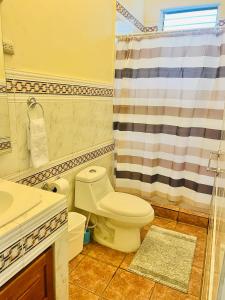 Et badeværelse på Ocean-View Villa in Cerromar Private Pool 5 min to El Tunco Surf City + 59 billeder