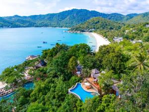 eine Luftansicht auf das Resort und den Strand in der Unterkunft Santhiya Koh Phangan Resort and Spa in Thong Nai Pan Noi