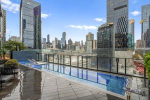 Kolam renang di atau dekat dengan WOW Apartment on Clarendon